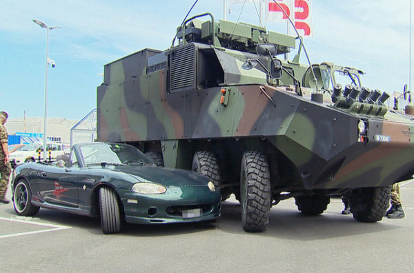 Radpanzer kollidiert mit MX-5